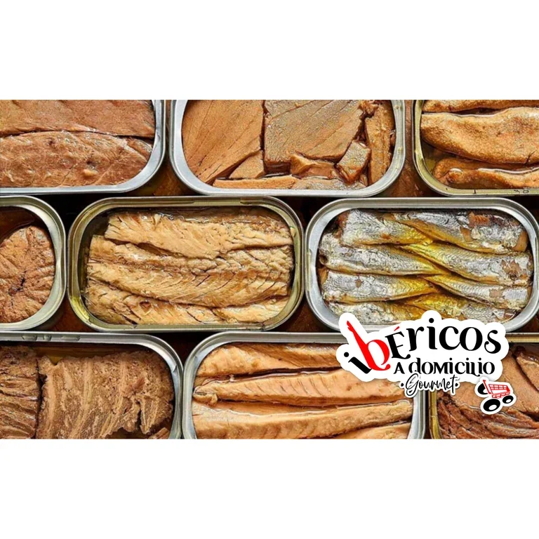 Latas abiertas de conservas gourmet de pescado en aceite