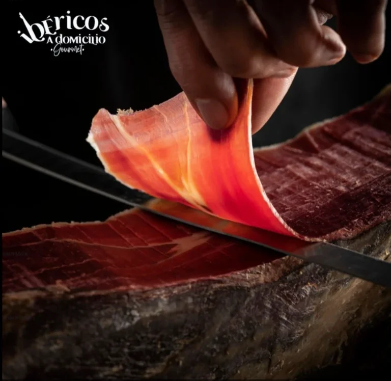 Loncha de jamón ibérico cortada a cuchillo